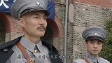 清官回乡途中遭打劫，土匪打开行李后立即道歉，跪送他30里