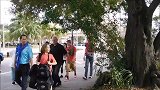 街头树人的恐吓恶作剧，路人非常害怕