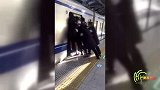 实拍日本人挤地铁:三个推手帮你挤 堪比春运