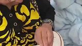 76岁奶奶在孙子鞋上绣花，一针一线都是爱意