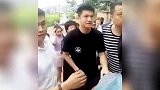 要被回老家的樊振东笑死了，人山人海，鞭炮齐鸣，直接给我东哥整不会了樊振东