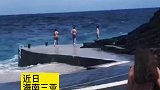 三名男子跳进海里游泳，大浪直接打回岸上