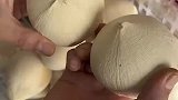 两颗椰子相互碰撞，把椰子壳敲碎
