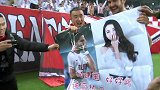 圆梦了! 球迷赛后送热巴海报 帕托开心合影笑得合不上嘴了