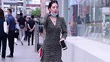 黑白碎花连衣短裙，一字带尖头细跟鞋，微胖身材展示精致优雅
