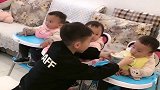 三胞胎不好好吃饭，哥哥无奈想出这招，宝宝立马抢着吃！