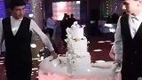 推车上的蛋糕掉落，把新娘整无语了