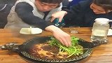 火锅店这一幕，被你们这样搞，老板还不亏死
