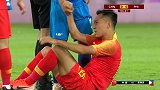 佐藤大介凶狠飞铲放倒吴曦 开场五分钟便吃黄牌