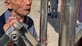外甥去养老院看望舅舅