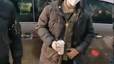 李现戴口罩去上班，又飒又帅憨现哥怕冷找不到裤兜了，超爆笑