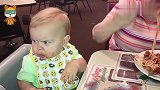 奶奶当着宝宝的面吃东西，接下来请注意宝宝的举动，看完不许笑