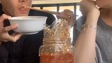 小哥哥今天头上戴着是鸡毛吗？