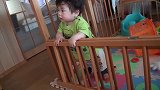 一周岁的宝宝想冲破栅栏出来，萌萌哒的样子太可爱了！