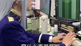 我一个同事总是喜欢穿奇装异服来上班，怎么办呢