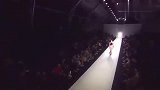 超模的秘密：超模这开叉衣服设计的太大胆了，一般人真穿不出去！