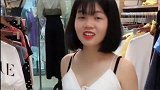 弟弟带老婆出门逛街，本以为会很听话，没想到结果太意外了