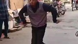 男子喝醉秒变舞蹈家，大街上即兴表演太空霹雳舞