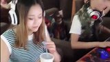 网管给二毛奶茶，没想到里面还有丝袜，二毛说要的是丝滑奶茶