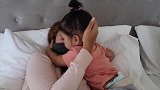 超级暖宝宝，妈妈生病了，女儿的举动真是太暖了