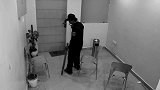恶作剧：印度小哥作死整蛊，扮成恶魔吓唬保安