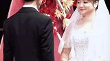 婚礼现场活泼新娘的举动逗笑众人