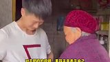 有一种爱叫奶奶的爱！孙子没有口袋装零食，奶奶直接现缝一个