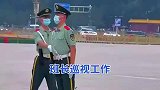班长巡视工作，看到新兵腰带衣服不整齐，哨兵用双手整理整齐