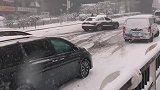 东北下起了大雪，所有车辆纷纷怂了，还有乘客下来推车