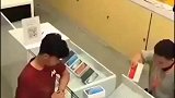 手机店老板想碰瓷，竟意外触发小伙蜘蛛感应。