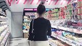 黑色上衣白色裤子气质优美