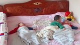 三胞胎哥哥，趁妹妹睡着伺机报复，网友：小心醒了反击你