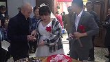 湖南农村婚礼，新娘肚子都那么大了，喜宴上正忙着收喜钱