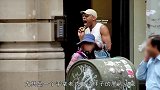 硬核女警街头执法，双手抬起整辆车，路人化身尖叫鸡