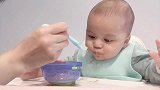 记录五个月的小宝宝第一次吃饭，小眼神好奇地四处张望，好萌啊！