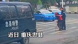 特警巡逻遇行动不便老人，停车护送老人安全过马路后，再返回车上
