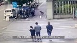 吓人！未拴绳狗突然蹿出扑倒过路小孩，被路人驱赶后又追他人