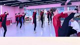 人家不过是借着抱腿照照镜子