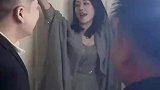 伴娘挡在房间门口，不让新郎进屋