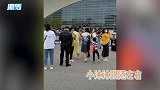 汪涵看节目被偶遇，牵儿子小手超有爱，6岁沐沐身高超过爸爸腰部