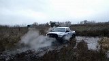Jeep牧马人与道奇公羊玩越野，遇到泥坑时，才知道差距这么大