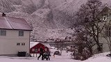 挪威的冬天，爸爸推着孩子在雪地里走