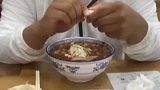 夫妻俩品尝羊肉泡馍，刚吃一口直呼恶心