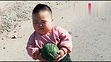 这孩子真是个财迷，不想走路，还要抱东东