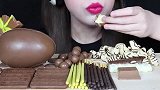 美女试吃混合巧克力甜点大餐