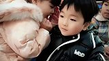 幼儿园小朋友上课说悄悄话，这让单身的老师情何以堪啊