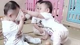 三胞胎宝宝想一起抢东西，这反应简直了，太让人意外了！
