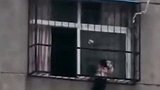 河南南阳：女童被卡6楼窗外，身体悬空拼命挣扎两名学生狂奔救下