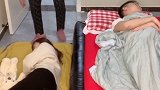 和老婆吵架冷战，正好被奶奶看见，结果…