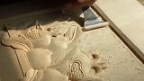 实木门窗制作，木工师傅用精湛的技术，在门上刻出造型！